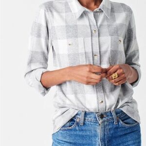 Faherty Legend Sweater Shirt in
WHITE LIGHT GREY BUFFALO size M